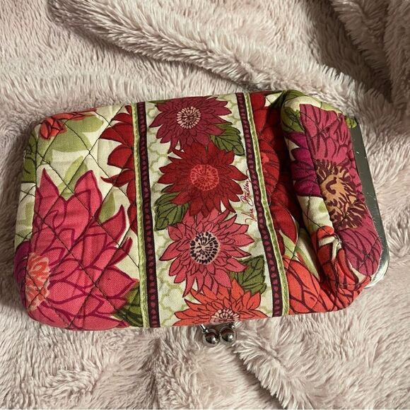 free with any purchase over 30$
Just add it to your bundle, Vera Bradley - Picture 2 of 6